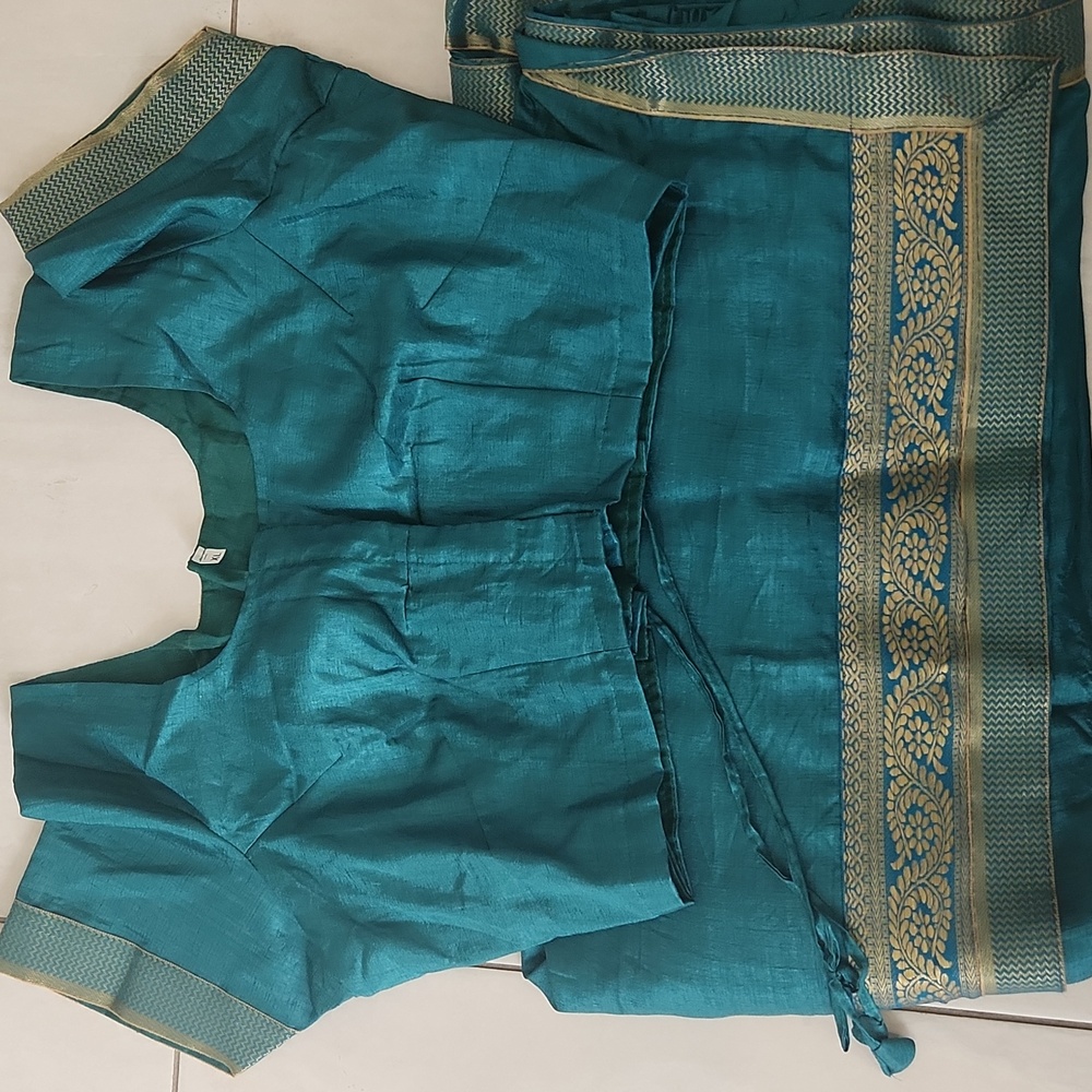 Stunning Green and Pink Saree with Luxurious Silk Fabric and Decorative Border